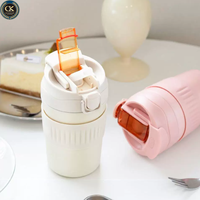 Mug à café isotherme en acier inoxydable 304 de 24 oz avec manchon antidérapant en silicone, bouchon rabattable et sangle de poignet détachable - Design sportif pour