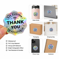 Autocollants en vinyle PVC holographique imperméables découpés sur mesure XJY, étiquettes autocollantes de logo de marque de dessin animé pour l'emballage et la promotion