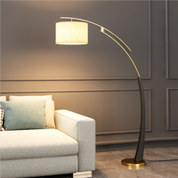 Luz de pie de diseño minimalista Lámpara de pie simple de arco de hotel Luz de pie decorativa para habitación
