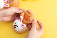 Chaussons en peluche, câlins, avec des amis animaux en fourrure et des semelles antidérapantes, transformant les premiers pas en une aventure douillette et mignonne
