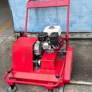 Barredora de césped manual a gasolina con cepillo recolector para mantenimiento de campos deportivos - Product Image 1