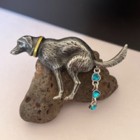 Broche unisexe en alliage métallique plaqué, design amusant et personnalisé, motif chien qui fait caca, avec strass en forme de cœur, style transfrontalier Europe-Amérique