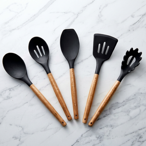 Ensemble d'ustensiles de cuisine en silicone noir mat avec manche en bois, 5 pièces, design minimaliste, passe au lave-vaisselle, pour usage hôtelier et événements - Product Image 1