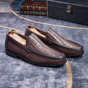 Chaussures décontractées pour hommes - Chaussures en cuir véritable gaufré - Rétro et élégantes - Fabriquées à la main avec du cuir de haute qualité - Product Image 1