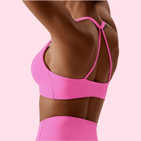 Beau soutien-gorge de sport torsadé sur le devant Sangle respirante élastique à séchage rapide Coussin de poitrine amovible Soutien-gorge de sport Sexy Cross Back Soutien-gorge de sport