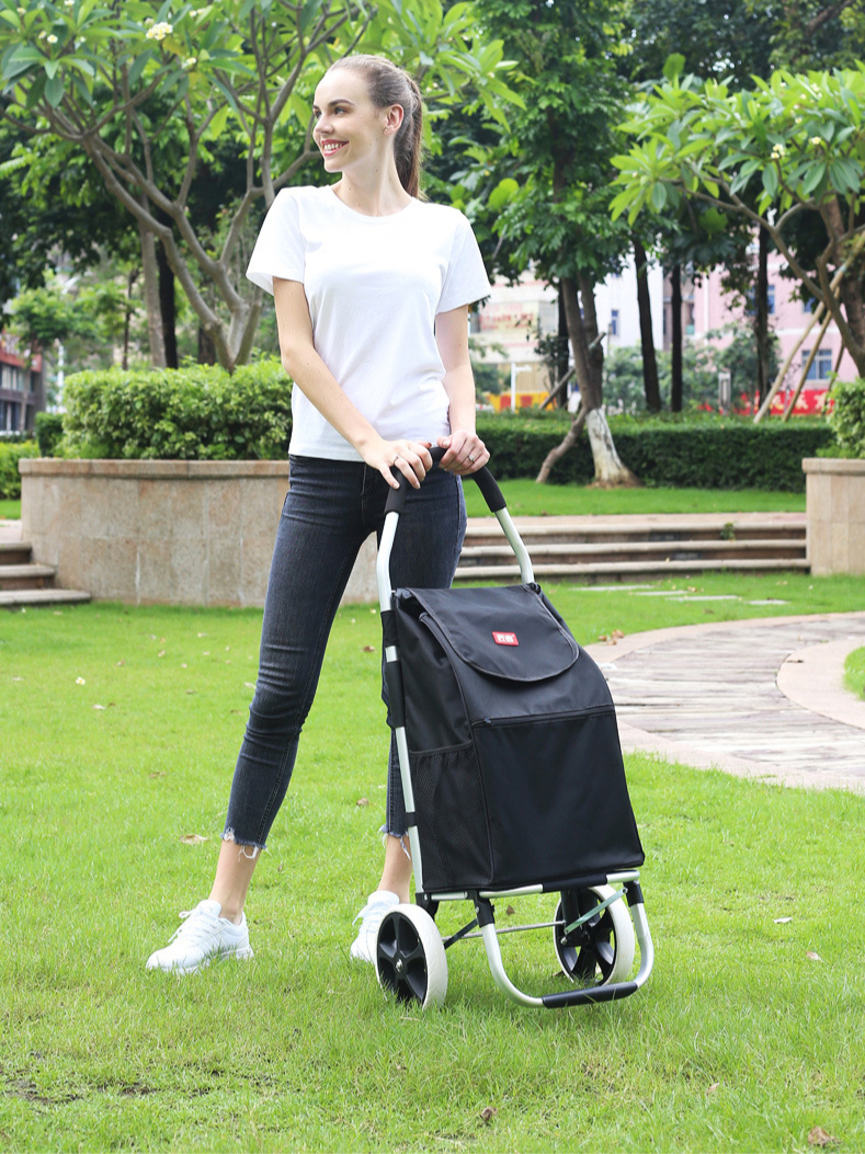 2 roues blanches avec sac noir