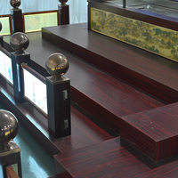 Plateforme d'exposition de cercueil commémoratif en acier inoxydable de haute qualité, finition grain de bois, avec piliers décoratifs à boule supérieure