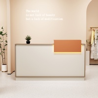 Comptoir de caisse moderne en terre cuite blanc cassé avec plateau surélevé en forme de L pour boutique et présentation en magasin
