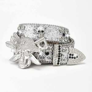 Cinturón unisex popular con tachuelas de diamantes de imitación, hebilla de calavera de aleación y correa de cuero vacuno brillante. - Product Image 6