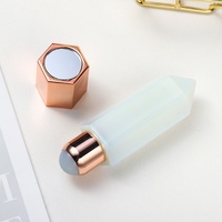 Bouteille d'huile essentielle pour massage facial par acupression, en cristal hexagonal naturel violet, rose et blanc, pour les professionnels.