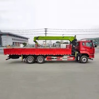 Grue montée par camion de cargaison de boom télescopique droit de camion de HOWO 6X4 6 roues avec l'ascenseur de 6 tonnes hydraulique à vendre