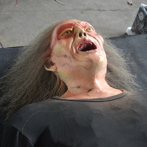 Erstaunliche bewegliche Zombie-Hochstapler-Figur mit LED-Augen für gespannte Attraktionen - Product Image 3