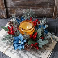 Couronne de Noël réaliste en poinsettia artificiel avec bougies, baies rouges et pommes de pin, centre de table festif, décoration intérieure