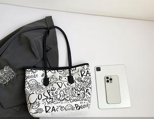 <span class=keywords><strong>Sac</strong></span> <span class=keywords><strong>Cabas</strong></span> en Cuir PU Nouvelle Tendance 2025 pour <span class=keywords><strong>Femme</strong></span>, Grande Capacité avec Pendentif, Fermeture Éclair, Portable, Style Nouveauté, Couleur Unie - Product Image 5