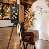 Photomaton en bois de luxe avec imprimante instantanée, kiosque à selfies pour location d'événements de mariage et de fêtes.