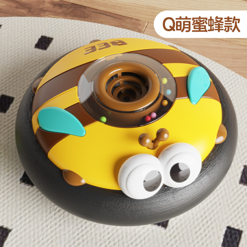 Scatola colorata a forma di pallone da calcio con piccola ape cartoon sospesa