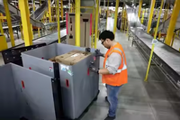 Système de conteneurs pliables polyvalents en plastique, favorisant la gestion des stocks à la demande et les opérations de transbordement