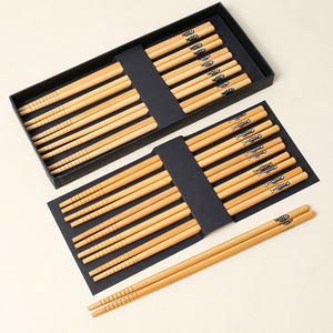 Palillos de bambú estilo japonés, puntiagudos, 5 pares en caja de regalo negra con diseño floral de peces, para regalos. - Product Image 3