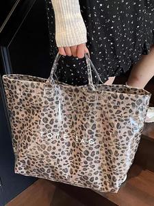 Sac fourre-tout en toile laminée surdimensionné indispensable avec une capacité extra-large et un fond renforcé pour le shopping et les voyages - Product Image 2