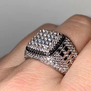 แหวนฮิปฮอปเพชรโมอิสซาไนต์พรีเมียม แหวนสำหรับทุกเพศทุกวัย ดีไซน์เปล่งประกาย เหมาะสำหรับแฟชั่นประจำวันและโอกาสพิเศษ จากอินเดีย สำหรับงานแต่งงาน - Product Image 1