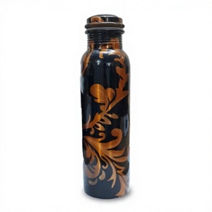 ขวดน้ำลายดอกไม้ทองแดง พื้นหลังสีดำ งานฝีมือ กระติกน้ำพกพา ดีไซน์โลหะ - Product Image 1