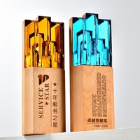 Trophée personnalisé HBL en bois de hêtre avec gravure et cristal, idéal pour les souvenirs d'employés et les cadeaux d'affaires