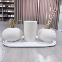 Ensemble d'accessoires de salle de bain en résine fine, écologique, quatre pièces, décoration intérieure, texture organique, moderne