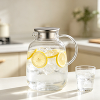 Carafe à boisson en verre transparent minimaliste avec couvercle métallique hermétique et poignée confortable – Récipient de service pour boissons fraîches en cuisine