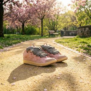 Zapatillas casuales de gamuza rosa con malla y cordones de chevron, estilo de diseñador, ideales para el estilo urbano y uso diario de la mujer. - Product Image 2