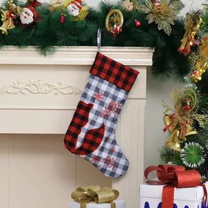 Chaussettes de Noël festives à carreaux de buffle et flocons de neige pour cheminée, idéales pour le bricolage - Product Image 3