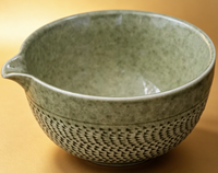 Ensemble de thé matcha traditionnel pour les affaires, bol en céramique fait main avec passoire et bec verseur