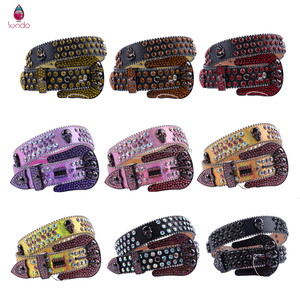Ceinture de luxe avancée pour homme en cuir végétalien de style occidental avec incrustation de crâne et strass, boucle en alliage personnalisable - Product Image 1