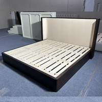 Meubles sur mesure de luxe, haute qualité, chambre à coucher moderne, lit king size en chêne avec tête de lit capitonnée.