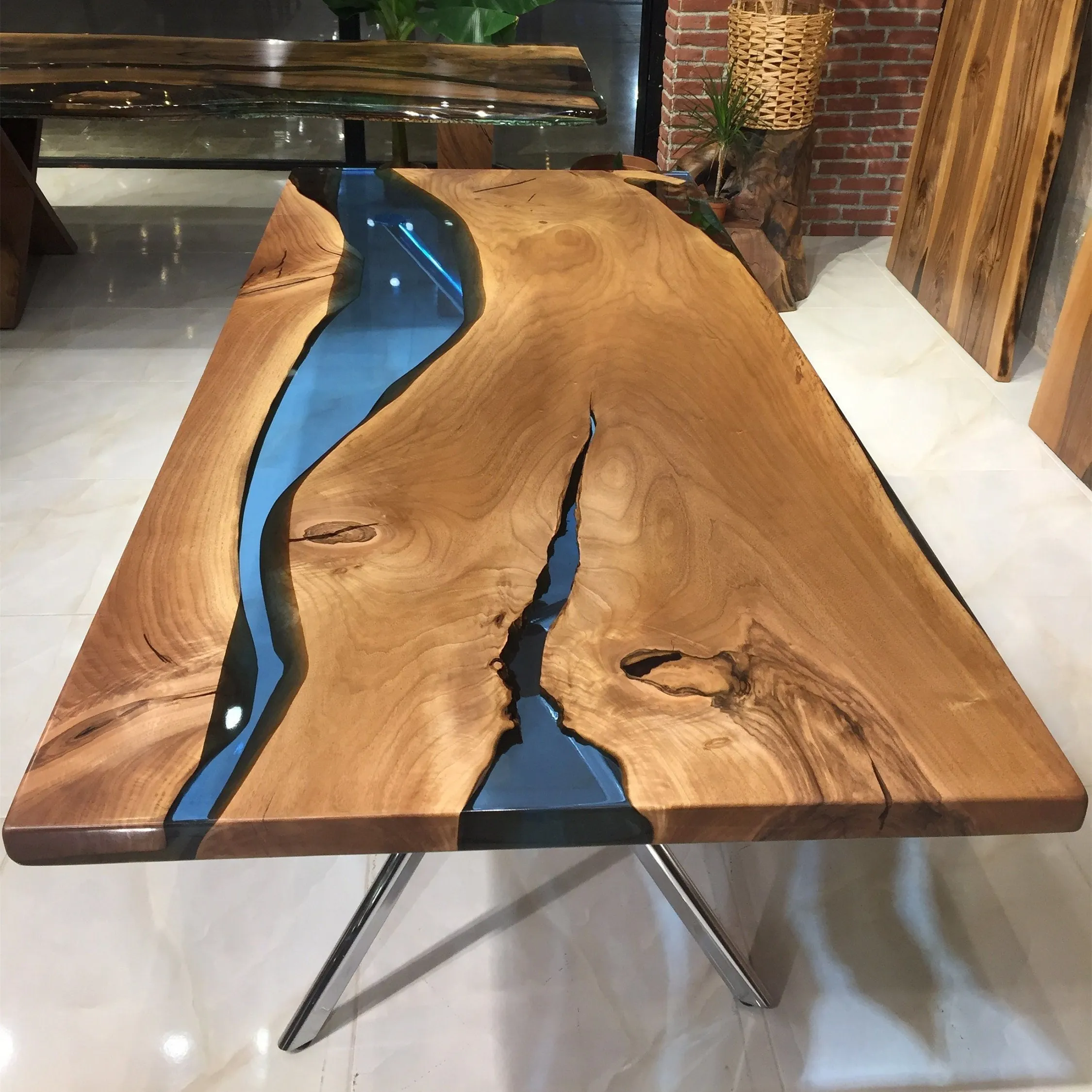कस्टम मेड क्रिस्टल स्पष्ट शीर्ष Epoxy तालिका राल लकड़ी स्लैब जैतून का काला Epoxy लकड़ी खाने की मेज