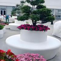 Grand banc-jardinière moderne en fibre de verre enduite de PE, durable et personnalisable, couleur sur mesure pour jardins publics, centres commerciaux et espaces extérieurs