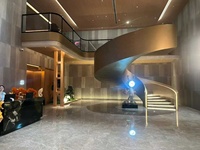 Escalier en spirale courbé moderne VIKO 2026 de haute qualité pour l'intérieur avec éclairage LED, marbre et verre trempé