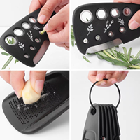 Ustensiles de cuisine : Ensemble d'épices multifonctionnel manuel en métal 7 pièces, comprenant un éplucheur, un râpe à herbes, une presse-ail, un ouvre-boîte et un râpe à fromage