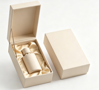 Ensemble de flacon noir raffiné et boîte cadeau de luxe, parfum haut de gamme dans un coffret cadeau, flacon noir minimaliste avec un emballage cadeau élégant