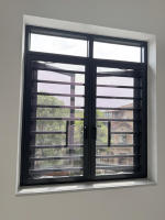 Ventana Abatible de Aluminio con Diseño de Puente Roto Insonorizado, Estilo Postmoderno y Vidrio Templado Personalizado
