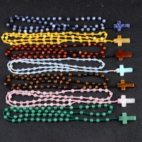 Vente en gros de collier croix en cristal de pierre naturelle articles religieux collier chapelet croix en quartz rose avec agate et aventurine