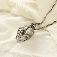 Pendentif Casque de Football Iced Out en Acier Inoxydable Plaqué Or avec Chaîne Boîte de 60 cm – Collier Tendance Hip Hop
