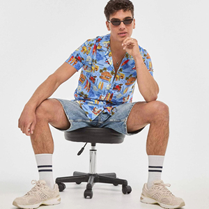 Camicia Casual Estiva da Uomo in Tessuto Viscosa Traspirante, Manica Corta, Azzurro Chiaro, Vestibilità Regolare, Motivi Hawaiani, Negozio Imperio - Product Image 1