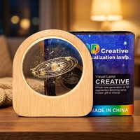 Vente en gros de lampes de nuit LED en verre gravé au laser 3D, boule de cristal personnalisée de 60 mm avec base en bois pour cadeau commémoratif