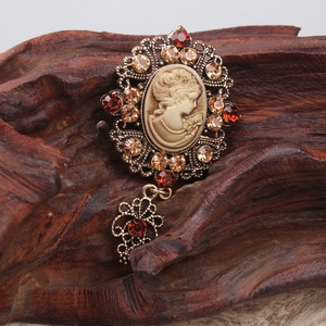<span class=keywords><strong>Broche</strong></span> vintage avec portrait féminin en relief, cadre en <span class=keywords><strong>or</strong></span> antique, strass rouge-brun et pendentif orné - Product Image 5
