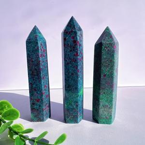Vente en gros de pierres de cristal de rubis naturel poli de style bohème dans une pointe de kyanite, tour de cristal pour une décoration intérieure unique et des cadeaux de vacances - Product Image 1