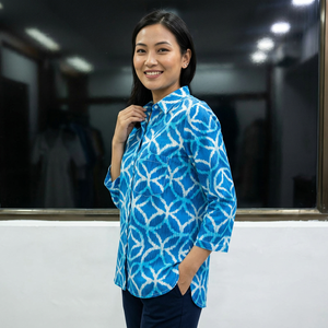 Camisa Casual 100% Algodón para Mujer – Calidad Premium |   Blusa de algodón con estampado geométrico azul para mujer, cuello en V, manga tres cuartos - Product Image 5