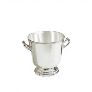 Seau à glace argenté sur piédestal avec poignées, décoration de table, designs personnalisables, refroidisseur à vin en métal pour champagne et bière - Product Image 1