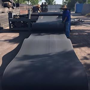 Ayarlanabilir gıda sınıfı kauçuk 1ton yağ isıya dayanıklı 100mm PVC eğimli konveyör bant uzun mesafe siyah yassı bantlı taşıyıcı için - Product Image 4