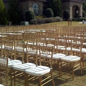 Cadeiras Chavari empilháveis de resina dourada para eventos de salão de banquetes de casamento derrubadas