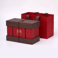 Boîte cadeau en bois de style chinois avec doublure en tissu rouge et sac fourre-tout en papier assorti, origine Guangzhou
